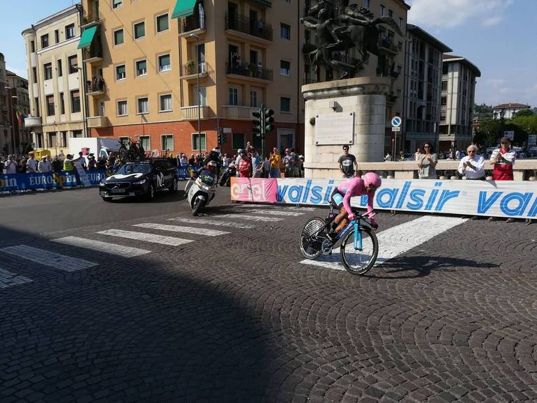 Una Verona in rosa celebra il trionfo di Carapaz Una Verona in rosa celebra il trionfo di Carapaz