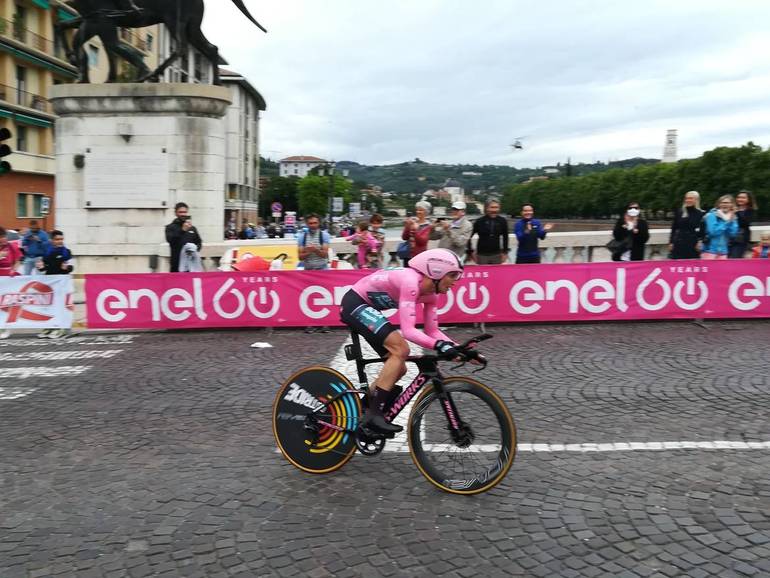 Verona incorona Hindley re del Giro